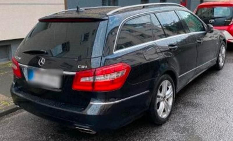 Gebraucht Mercedes E220 170 PS (125 kW) 2011 Schwarz Kleinwagen