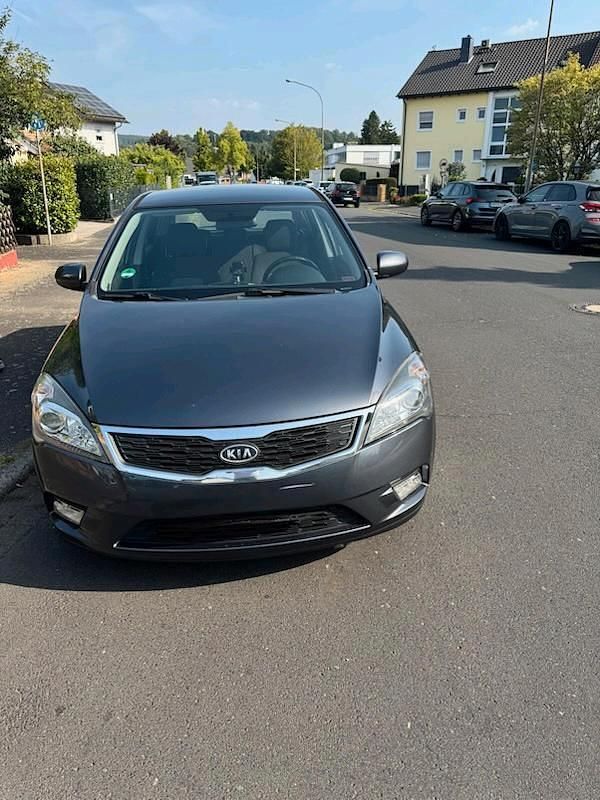 Grau Gebraucht 2010 Kia Ceed Limousine | 2.450 € (Superpreis) - Bild 1/4