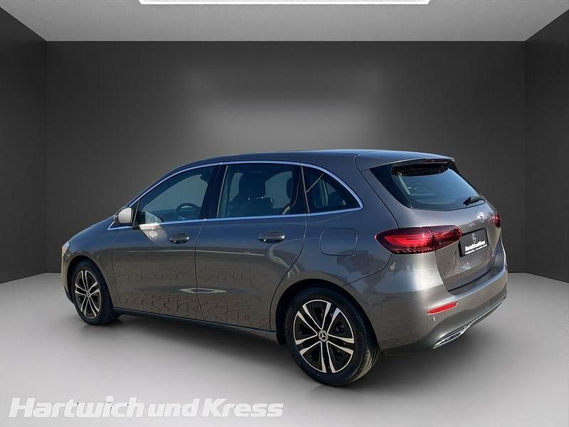 Gebraucht Mercedes B200 Advanced 150 PS (110 kW) 2025 Mountaingrau  met. Van / Kleinbus