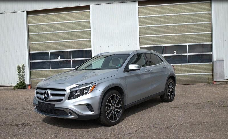 Silber Gebraucht 2015 Mercedes GLA250 SUV | 17.900 € (Superpreis) - Bild 1/4