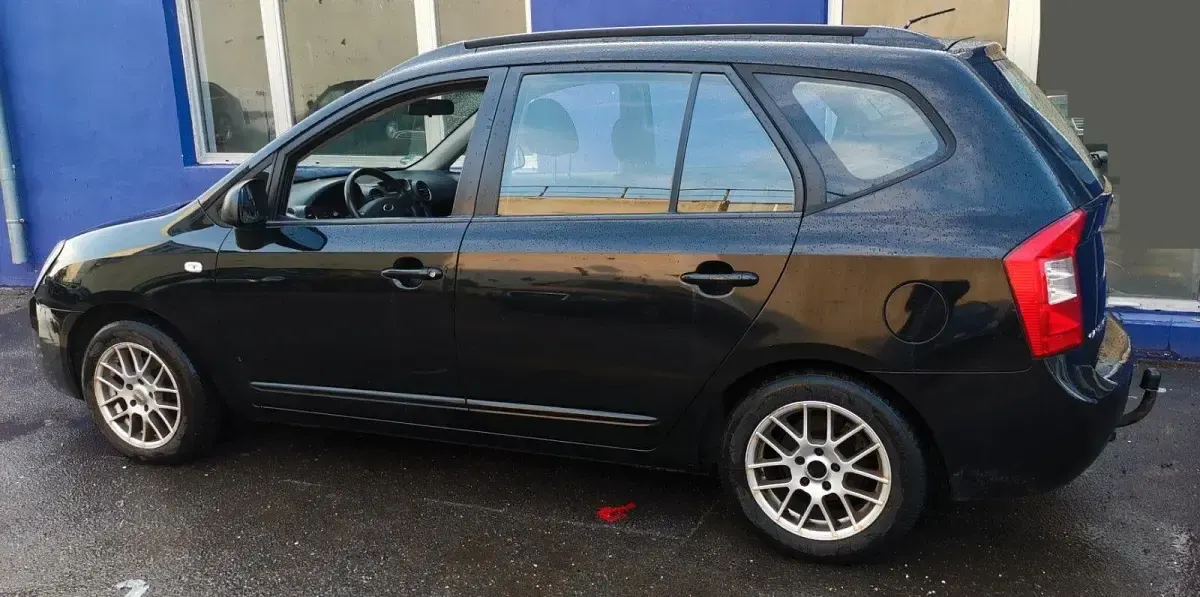 Gebraucht Kia Carens 140 PS (102 kW) 2009 Schwarz Van / Kleinbus