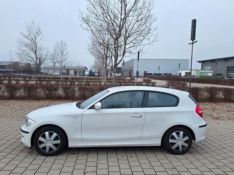 Gebraucht BMW 116 122 PS (89 kW) 2011 Weiß Kleinwagen