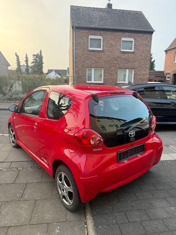 Gebraucht Toyota Aygo 68 PS (50 kW) 2006 Rot Kleinwagen