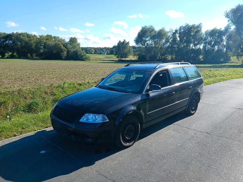 Schwarz Gebraucht 2004 VW Passat Kombi | 999 € (Fairer Preis) - Bild 1/4