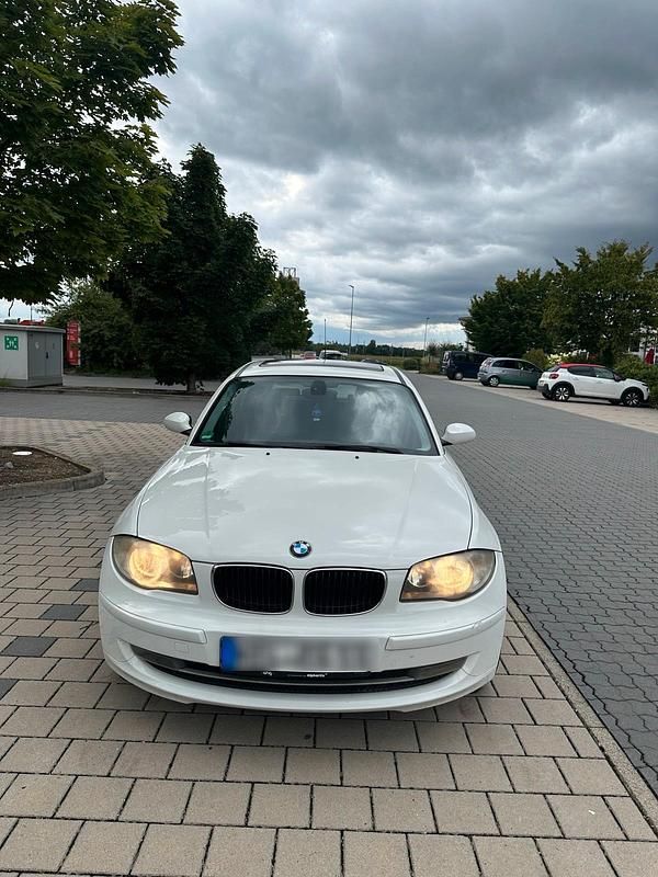 Weiß Gebraucht 2008 BMW 116 Kleinwagen | 4.150 € - Bild 1/4