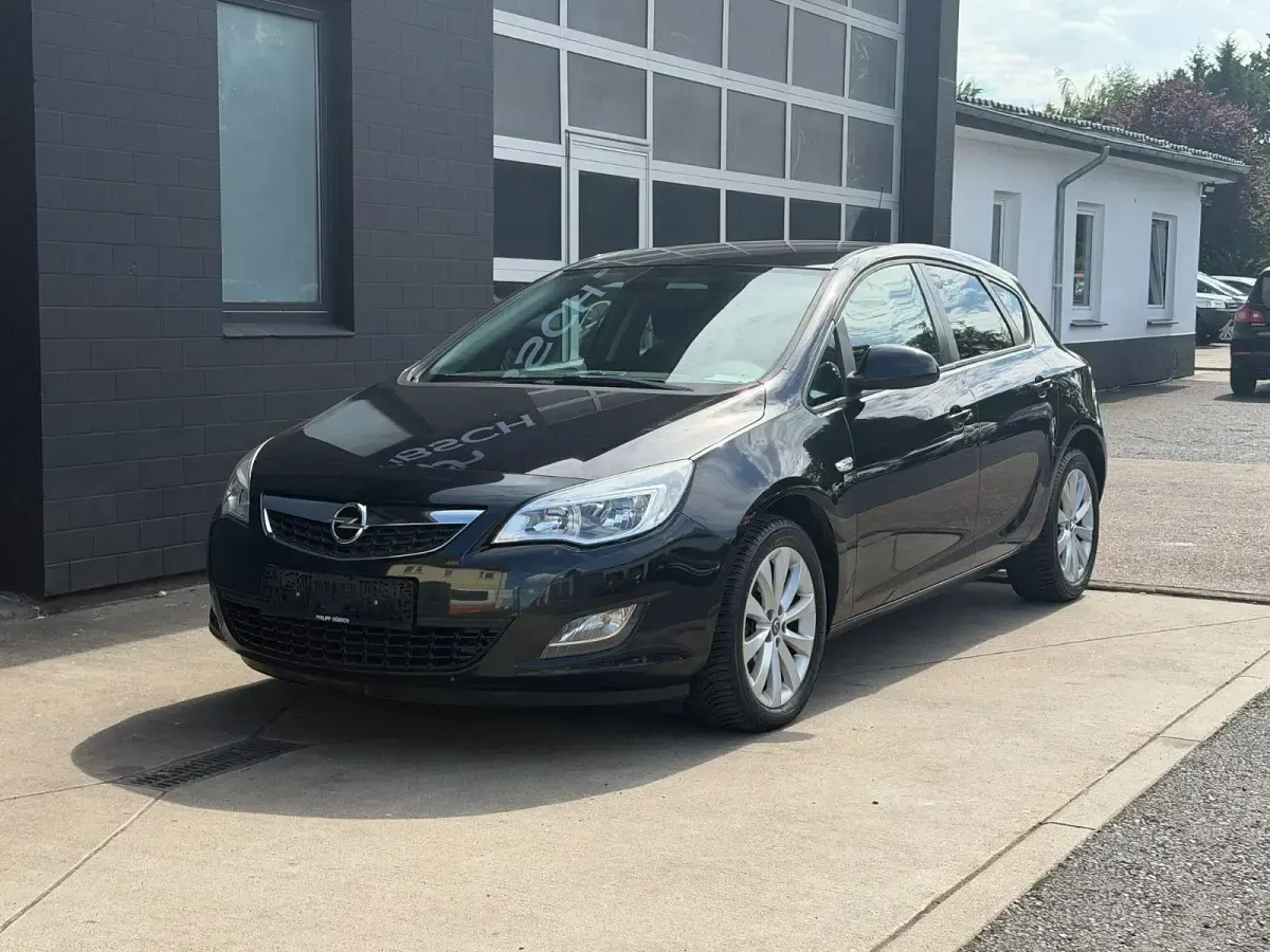 Gebraucht Opel Astra 140 PS (102 kW) 2012 Schwarz Limousine
