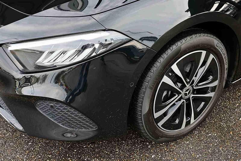 Gebraucht Mercedes A200 163 PS (119 kW) 2024 Metalliclack kosmosschwarz Limousine