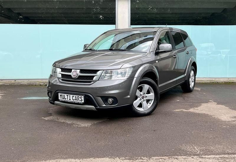 Grau Gebraucht 2011 Fiat Freemont Urban SUV | 6.490 € (Fairer Preis) - Bild 1/4