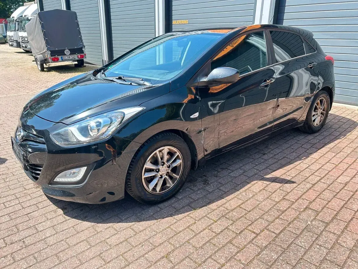 Gebraucht Hyundai i30 99 PS (72 kW) 2014 Schwarz Limousine