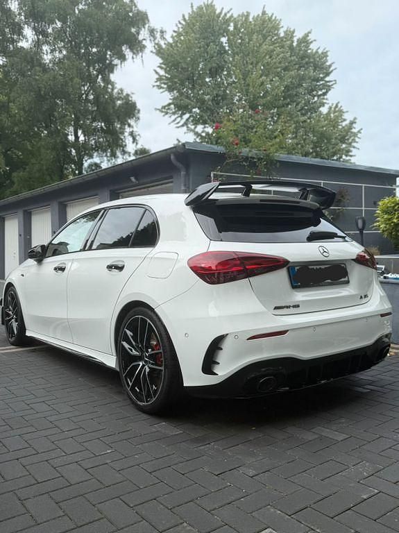 Weiß Gebraucht 2023 Mercedes A35 AMG AMG Limousine | 42.900 € (Fairer Preis) - Bild 1/4