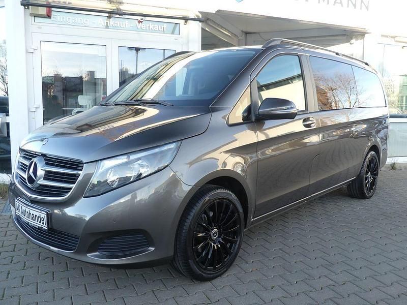 Indiumgrau metallic Gebraucht 2017 Mercedes V220 Van / Kleinbus | 28.890 € (Guter Preis) - Bild 1/4