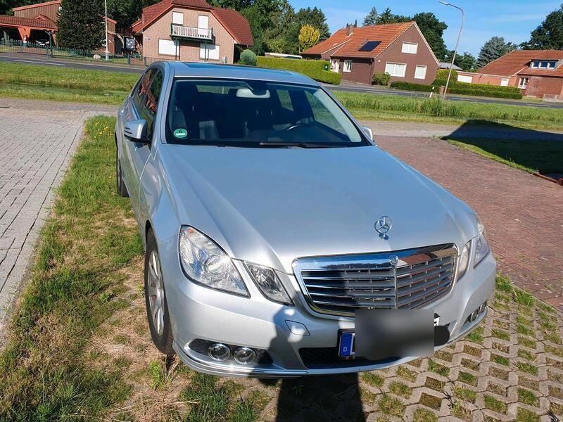 Silber Gebraucht 2009 Mercedes E250 Limousine | 9.800 € (Guter Preis) - Bild 1/4