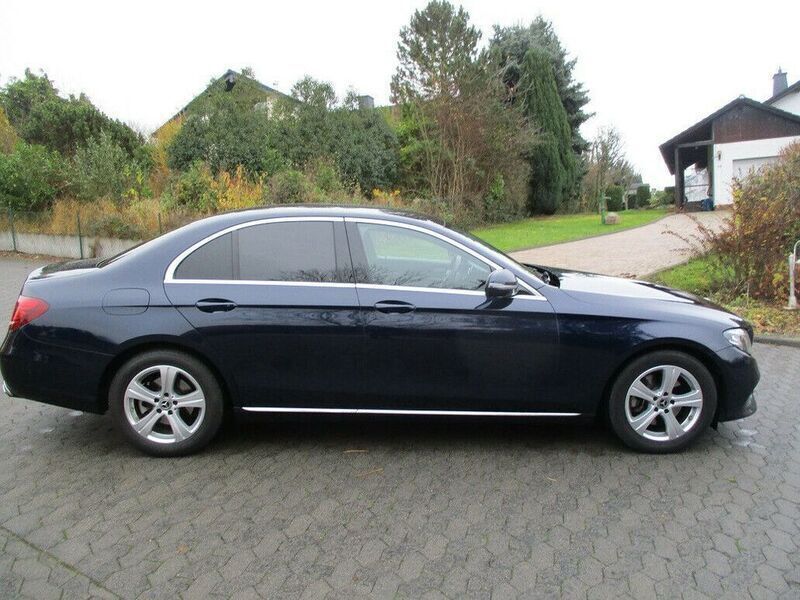 Gebraucht Mercedes E220 194 PS (142 kW) 2018 Blau metallic Limousine
