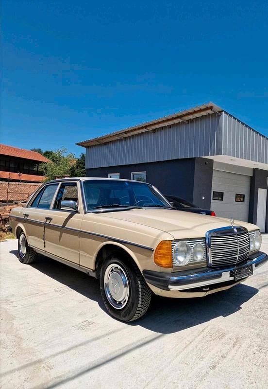 Beige Gebraucht 1981 Mercedes 240 Limousine | 9.599 € - Bild 1/4