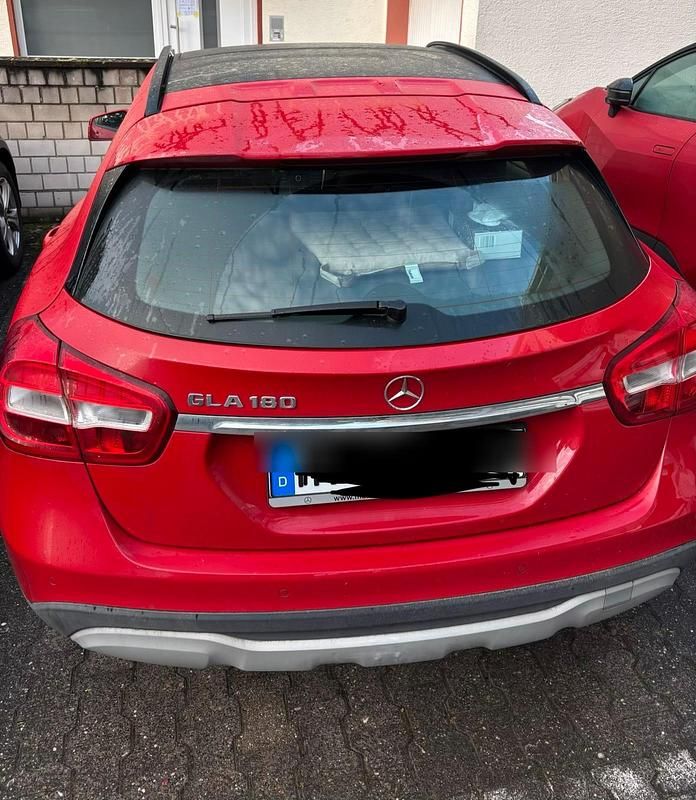 Gebraucht Mercedes GLA180 122 PS (89 kW) 2018 Rot SUV