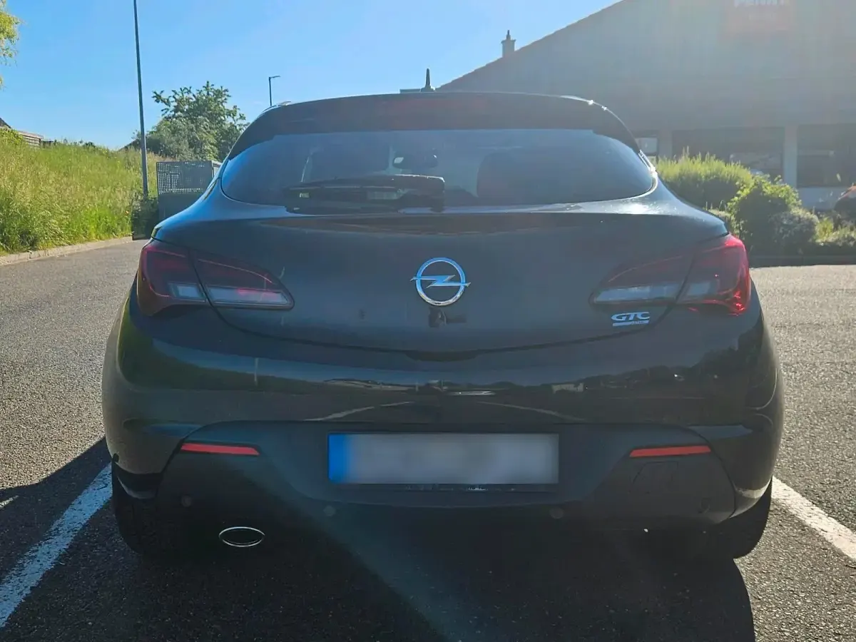 Gebraucht Opel Astra GTC 140 PS (102 kW) 2012 Schwarz Coupé