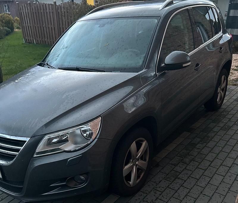 Grau Gebraucht 2010 VW Tiguan Team SUV | 6.900 € (Fairer Preis) - Bild 1/4