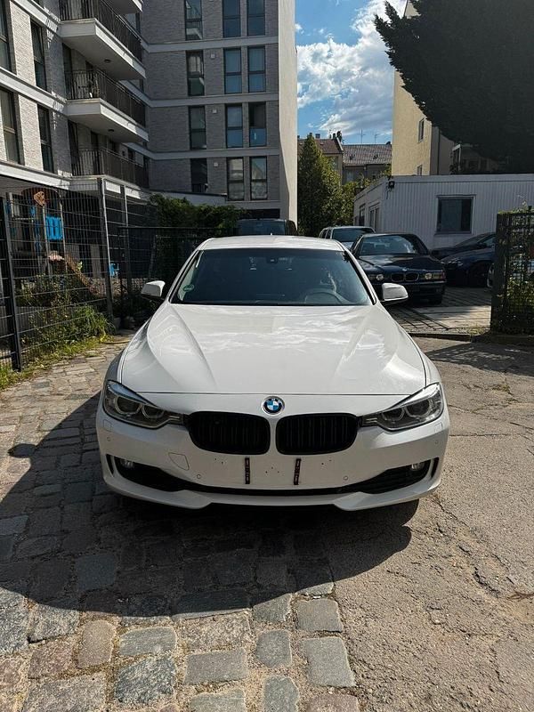 Weiß Gebraucht 2013 BMW 318 Comfort Edition Kombi | 5.900 € (Fairer Preis) - Bild 1/4