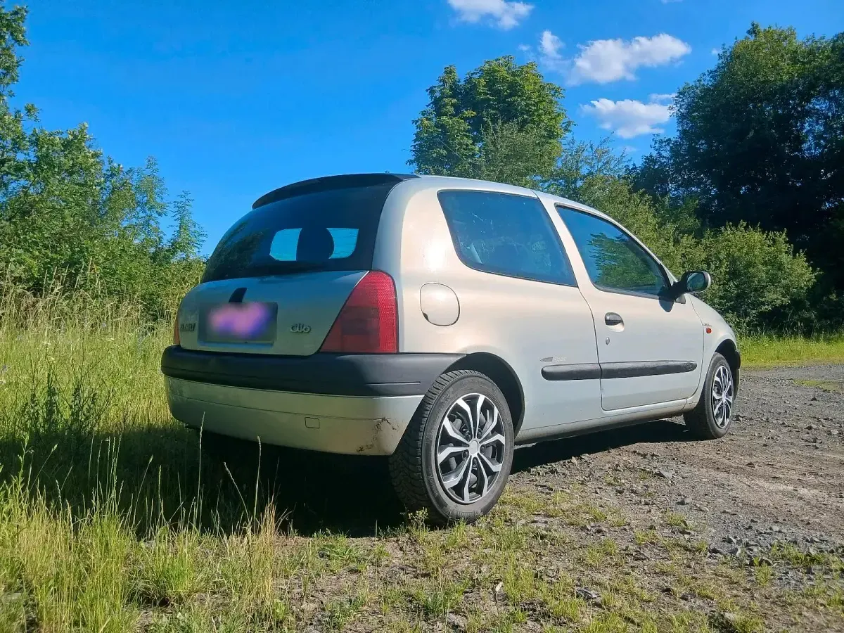 Gebraucht Renault Clio 75 PS (55 kW) 2001 Silber Kleinwagen