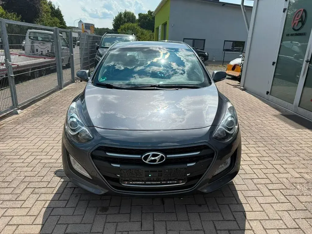 Gebraucht Hyundai i30 Trend 110 PS (80 kW) 2017 Grau Limousine