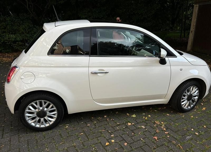 Weiß Gebraucht 2015 Fiat 500 Lounge Kleinwagen | 6.200 € (Fairer Preis) - Bild 1/4