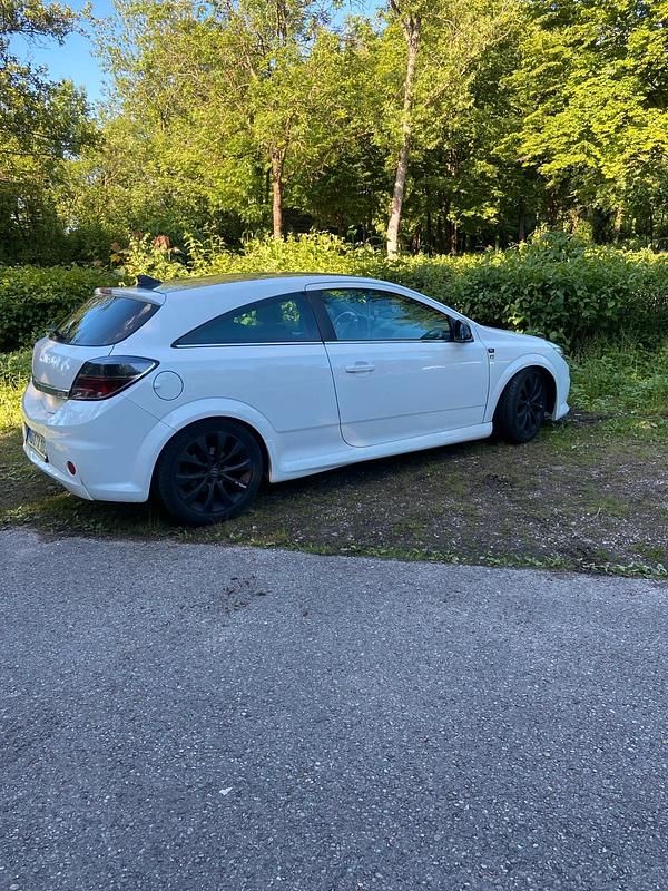 Weiß Gebraucht 2010 Opel Astra GTC Coupé | 3.500 € (Fairer Preis) - Bild 1/3