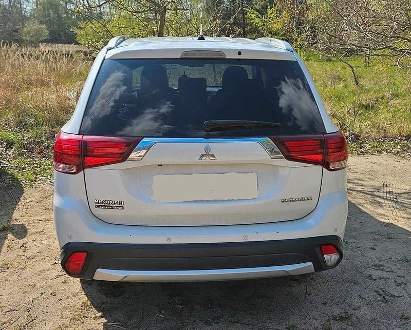Begagnad Mitsubishi Outlander Plus 150 HK (110 kW) 2016 Vit SUV