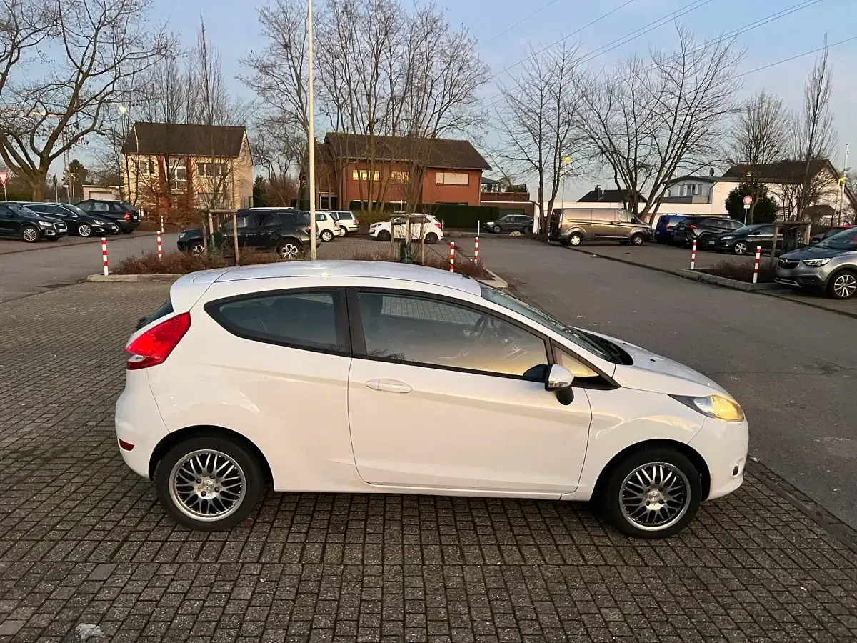Gebraucht Ford Fiesta Trend 60 PS (44 kW) 2011 Weiß Coupé