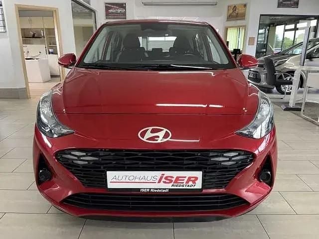 Gebraucht Hyundai i10 Trend 63 PS (46 kW) 2024 Rot metallic Kleinwagen