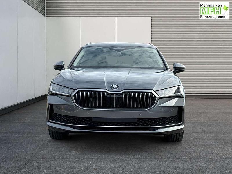 Neu Skoda Superb Selection 193 PS (141 kW) 2025 Graphitegrau metallic Kombi