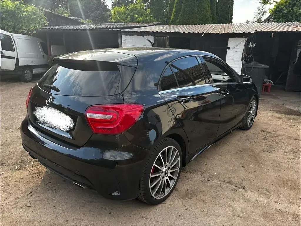 Gebraucht Mercedes A180 166 PS (122 kW) 2014 Schwarz Kleinwagen