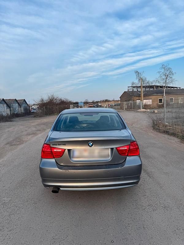 Gebraucht BMW 318 143 PS (105 kW) 2011 Grau Limousine