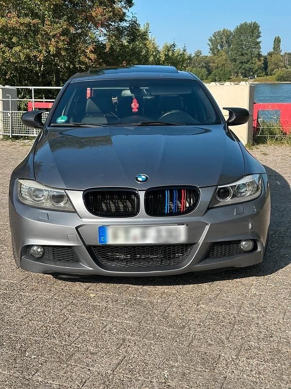 Grau Gebraucht 2012 BMW 330 M Sport Limousine | 13.500 € (Guter Preis) - Bild 1/4