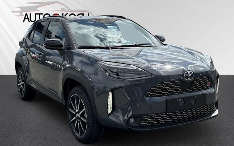 Grau Neu 2025 Toyota Yaris Cross Sport SUV | 33.440 € (Teuer) - Bild 1/4