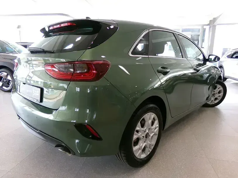 Gebraucht Kia Ceed Vision 160 PS (117 kW) 2023 Grün Kleinwagen