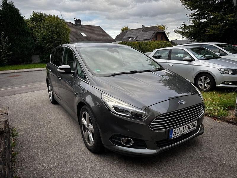 Grau Gebraucht 2016 Ford S-MAX Vignale Van / Kleinbus | 12.250 € (Guter Preis) - Bild 1/4