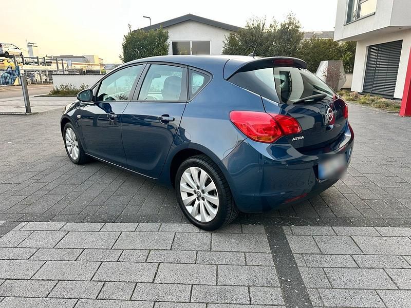 Gebraucht Opel Astra 116 PS (85 kW) 2010 Blau Kleinwagen