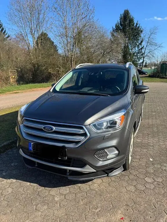 Gebraucht Ford Kuga Titanium 150 PS (110 kW) 2017 Grau SUV