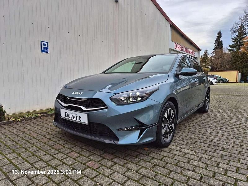 Yucca steel gray Neu 2025 Kia Ceed Gold Kleinwagen | 23.825 € (Fairer Preis) - Bild 1/4