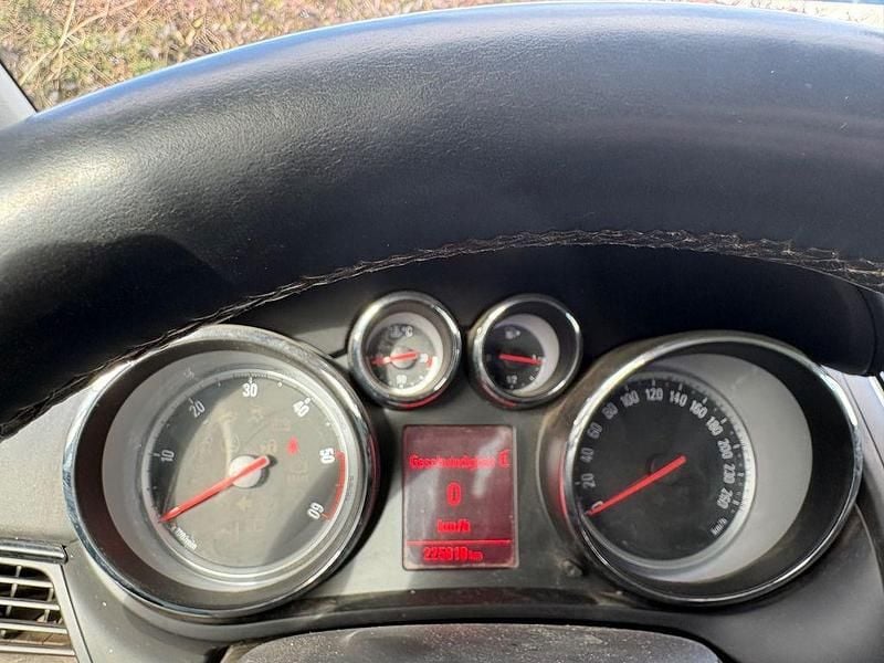 Gebraucht Opel Zafira Tourer Edition 131 PS (96 kW) 2012 Braun Van / Kleinbus