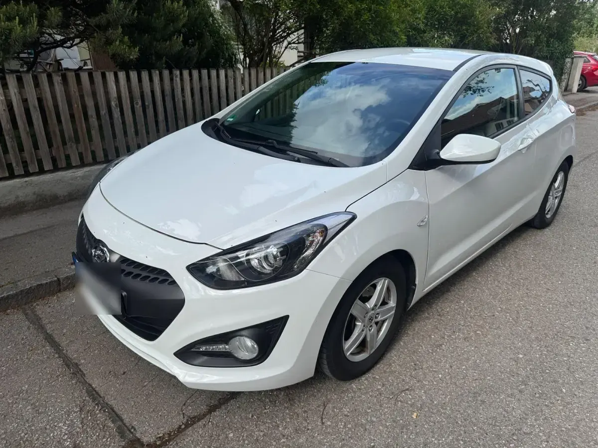 Gebraucht Hyundai i30 Classic 101 PS (74 kW) 2016 Weiß Limousine