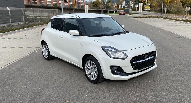 Weiß Gebraucht 2024 Suzuki Swift Comfort Kleinwagen | 14.890 € (Superpreis) - Bild 1/4