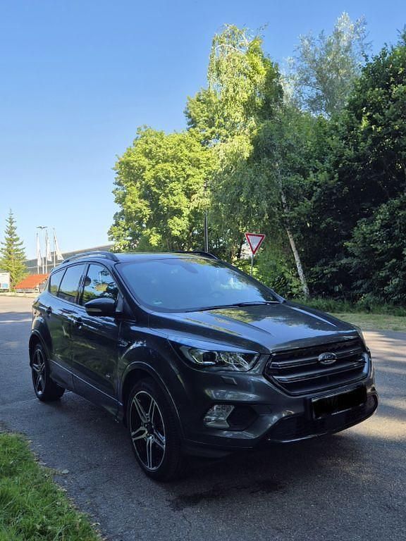 Grau Gebraucht 2018 Ford Kuga ST-Line SUV | 15.900 € (Fairer Preis) - Bild 1/4