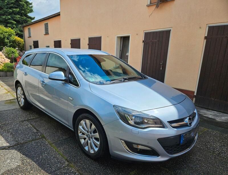 Blau Gebraucht 2014 Opel Astra Exklusiv Kombi | 6.000 € (Fairer Preis) - Bild 1/4
