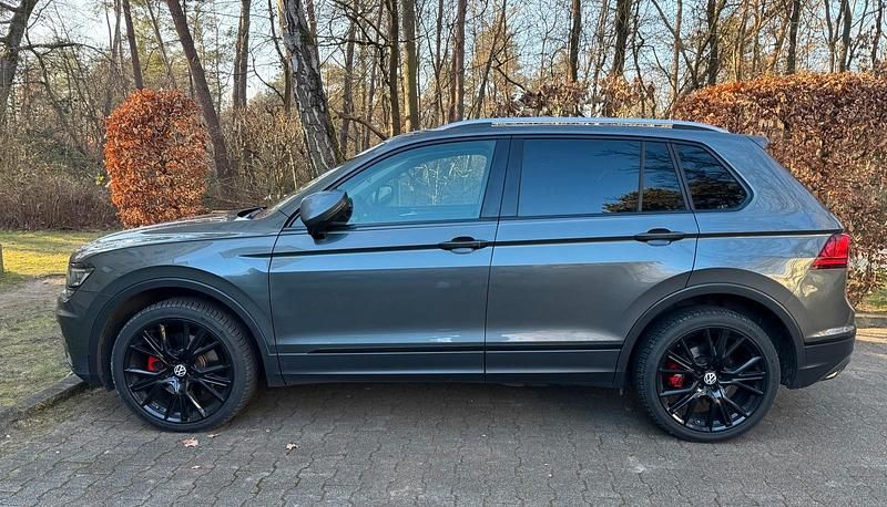 Grau Gebraucht 2018 VW Tiguan Highline SUV | 29.999 € (Teuer) - Bild 1/4