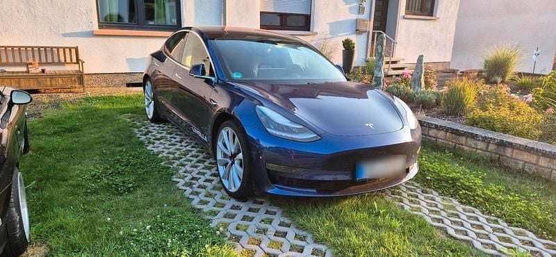 Blau Gebraucht 2019 Tesla Model 3 Performance Limousine | 23.600 € (Fairer Preis) - Bild 1/4