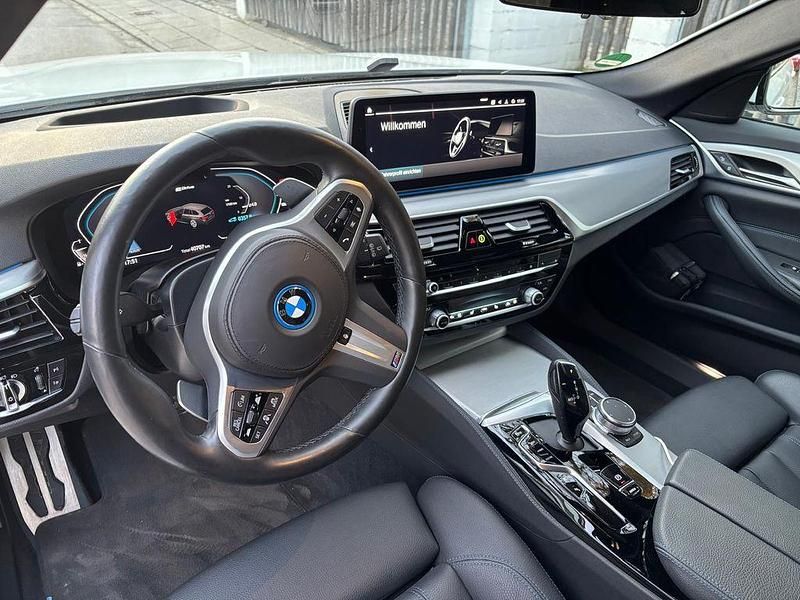 Gebraucht BMW 530e Performance 292 PS (214 kW) 2023 Weiß Kombi