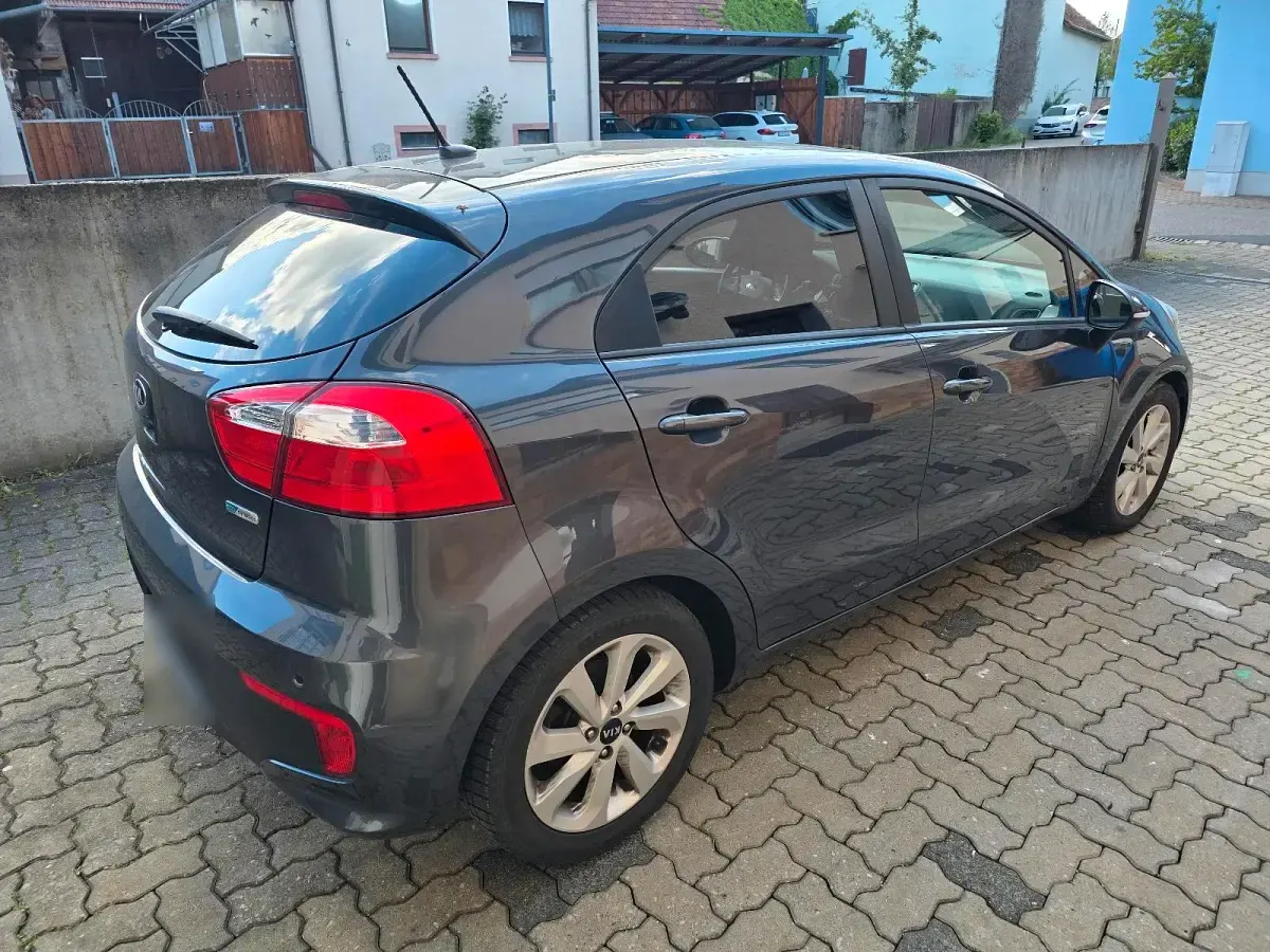 Używany Kia Rio 75 KM (55 kW) 2016 Szary Hatchback