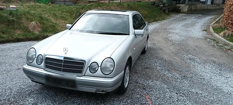 Brugt Mercedes E200 1997 Sølv Sedan