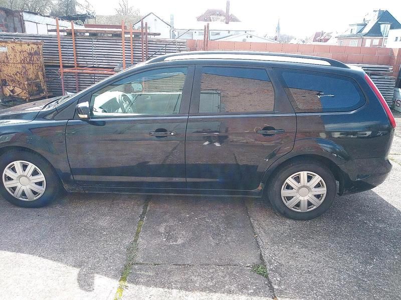 Gebraucht Ford Focus 115 PS (84 kW) 2010 Schwarz Kombi